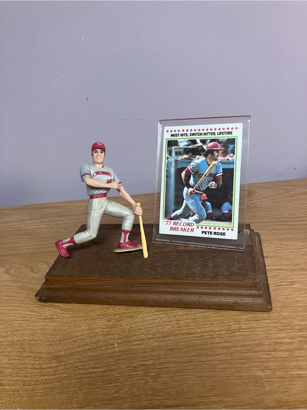 Pete Rose vintage reds figurine with baseball card topps 1977 rare
